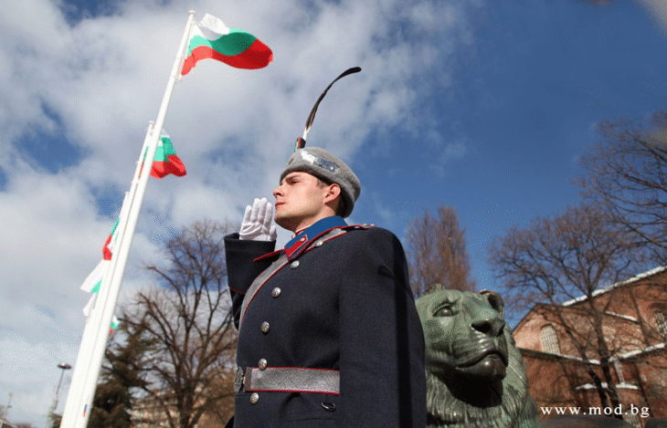 Честването на 140- ата годишнина от Освобождението на България започна с издигането на Националното знаме пред паметника на Незнайния воин в столицата
