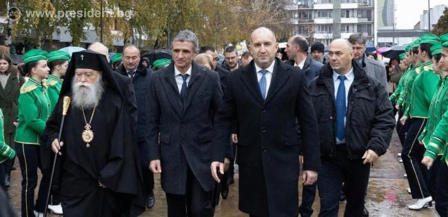 Държавният глава: Ботевград не само пази историята и традициите, но и се развива с поглед към бъдещето