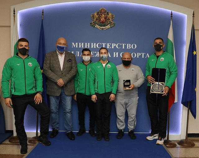 Министър Кралев награди Ивайло Иванов за сребърния му медал от Европейското първенство по джудо