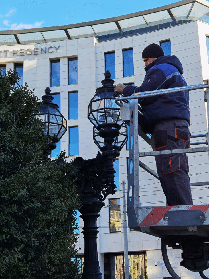 Фенерите на площада при паметника на Васил Левски са монтирани