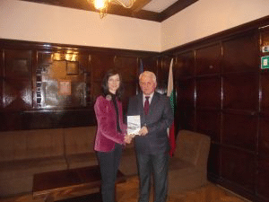 Българският еврокомисар Мария Габриел посети Института за балканистика с Център по тракология