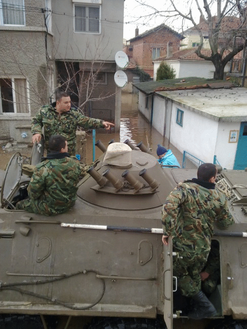 Военнослужещи от Сухопътни войски, участвали в действията в помощ на населението, ще бъдат наградени  на церемония