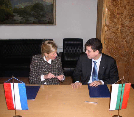 Министър Велчев И Посланикът На Холандия Подписаха Споразумение За Безвъзмездна Помощ