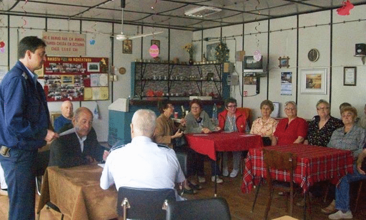 Полицейски инспектори на открита среща в пенсионерски клуб в Ямбол