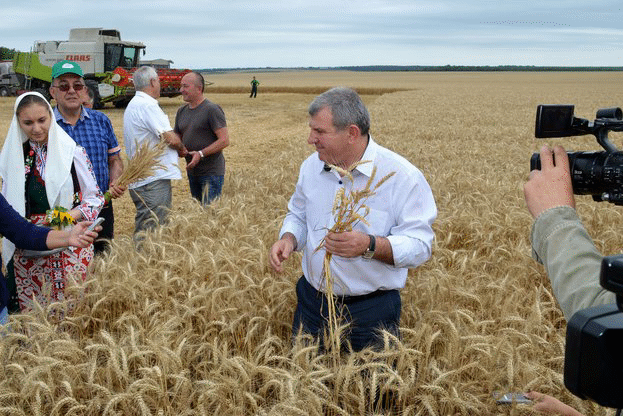 Министър Греков откри жътвата в село Хърсово