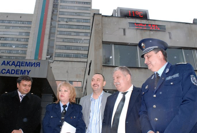 Светлинно табло пред ВМА отброява загиналите при пътни инциденти