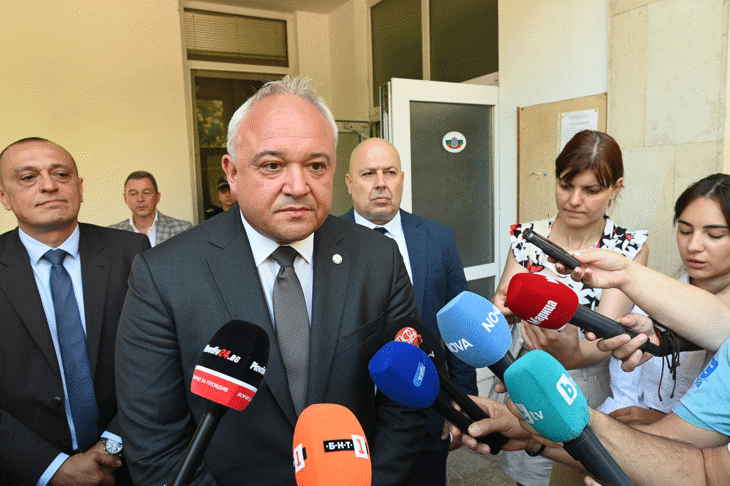 Министър Демерджиев: Няма данни за пострадали хора при инцидент в склад за боеприпаси край село Белица