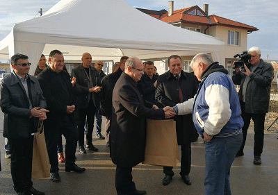 Зам.-министър Лазаров участва в церемонията по връчване на ключове на 12 новопостроени къщи в Хитрино