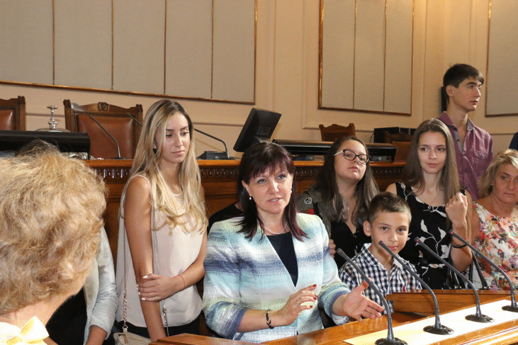 Най-ранобудните посетители на парламента, сред които много деца и младежи, бяха посрещнати от заместник-председателя на Народното събрание Цвета Караянчева в Деня на отворени врати