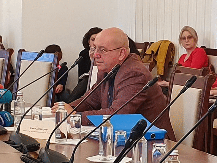 Министър Димитров представи пред депутати мерки за контрол на вноса на отпадъци