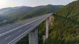През следващите дни ще се подменят ограничителни системи в платното за Варна при 51-и км на АМ „Хемус“, в района на с. Разлив. Шофирайте внимателно!