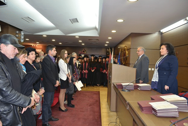 Министър Танева и проф. Пламен Мишев връчиха дипломи на бакалаври и магистри от УНСС