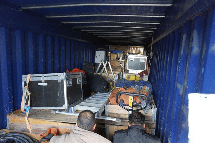 Гранични полицаи задържаха 17 незаконни мигранти, укрити в камион