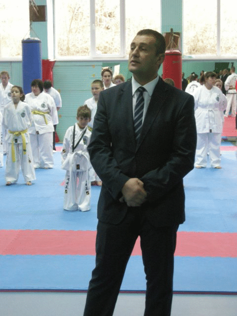 Свилен Нейков откри реновирана спортна зала в Перник