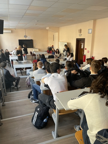 Христина Николова – прокурорски помощник в Окръжна прокуратура – Варна, разговаря с учениците за опасността от употребата на наркотици и трафика на хора