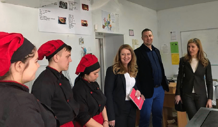 Министър Ангелкова: Подкрепяме  българските деца, избрали да станат професионалисти за туризма на страната си