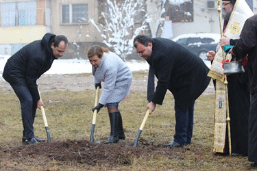 Зам.-министър Русинова направи първа копка за строежа на ЦНСТ за деца и младежи без увреждания във Враца