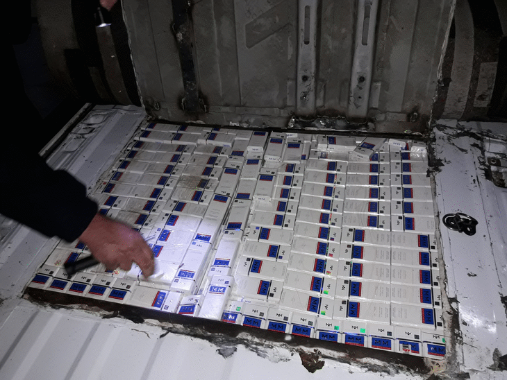 3350 кутии контрабандни цигари откриха митнически и гранични служители на МП Лесово в тайник на лека кола-беглец