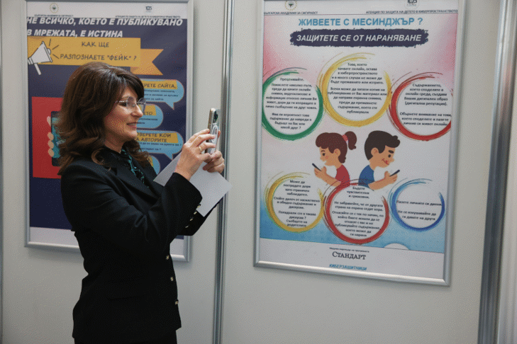 Изложбата „Заедно в борбата с кибертормоза на деца“ беше открита в Народното събрание