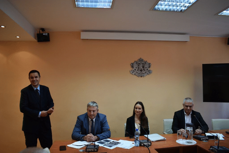 След 4 години прекъсване, министър Никола Стоянов възстанови работата на Отрасловия съвет по „Лека промишленост“
