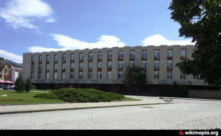 По искане на Окръжна прокуратура – Сливен, съдът задържа под стража Румен П., обвинен в грабеж и нанасяне на средна телесна повреда на мъж