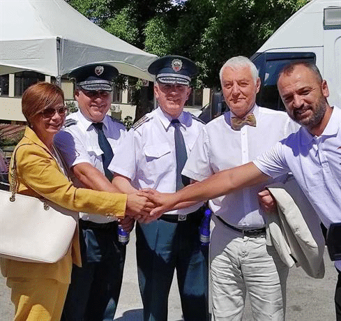 Безплатна бутилирана вода, ободряващи напитки и леки закуски получават преминаващите през ГКПП „Калотина“
