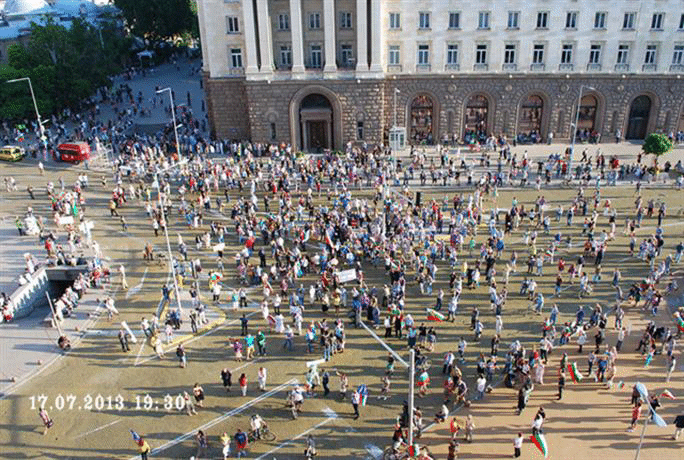 Протестът в столицата започна спокойно