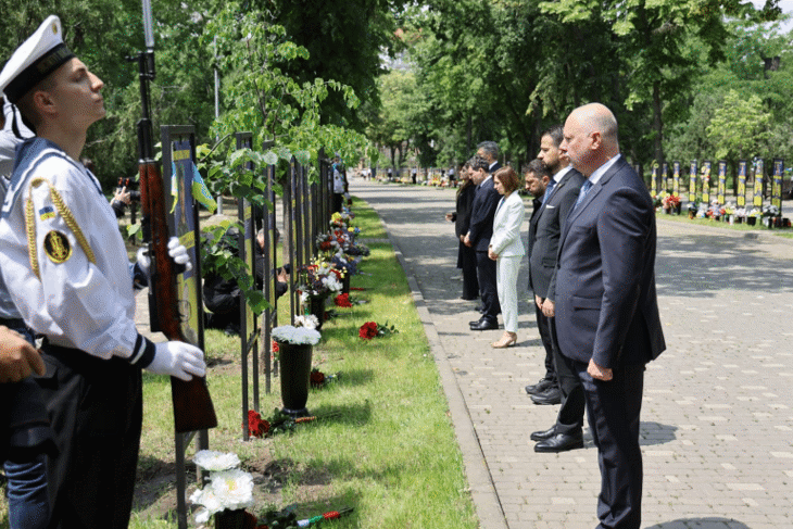 Премиерът Желязков, украинският президент Зеленски и лидери от Югоизточна Европа поднесоха цветя на Алеята на героите в Одеса