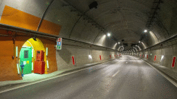 През нощта в следващите дни поетапно ще се променя организацията на движение в тунелите „Витиня“, „Ечемишка“ и „Правешки ханове“ на АМ „Хемус“ за почистване на пътните знаци