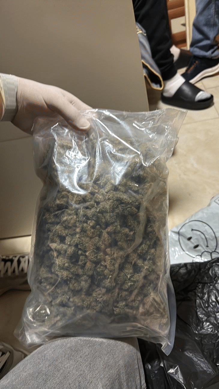 Половин килограм марихуана иззеха криминалисти от столичното Осмо РУ, задържан е 33-годишен дилър