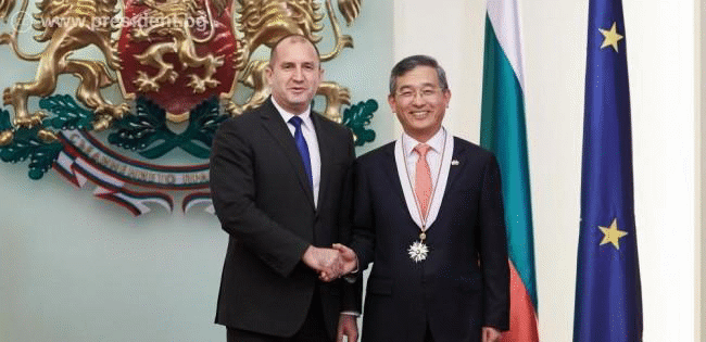 Президентът Румен Радев удостои посланика на Република Корея у нас Шин Бу-нам с орден „Стара планина“ – първа степен