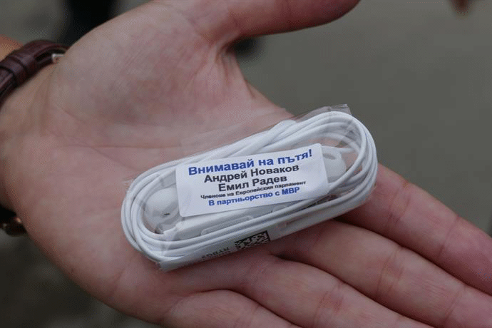 5000 водачи, които регистрират автомобилите си в Пътна полиция, ще получат безвъзмездно хендсфри