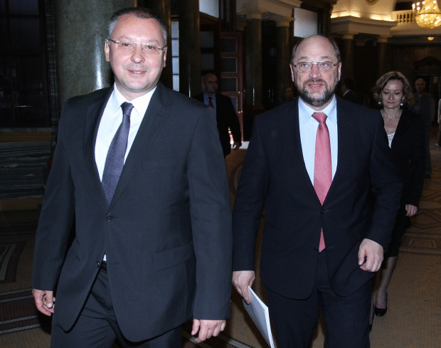 Euractiv: ЕНП засилва натиска над Шулц заради твърдения за манипулиране на обществени поръчки на Парламента