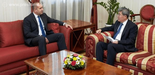 Президентът Румен Радев се срещна с посланика на КНР Джан Хайджоу във връзка с операцията по издирване на българския алпинист Боян Петров