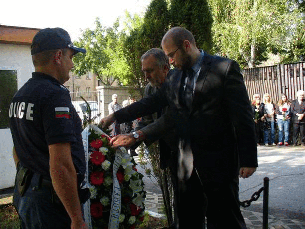 Близки и колеги почетоха паметта на загиналите при изпълнение на служебните си задължения пожарникари и полицаи от Бобов дол