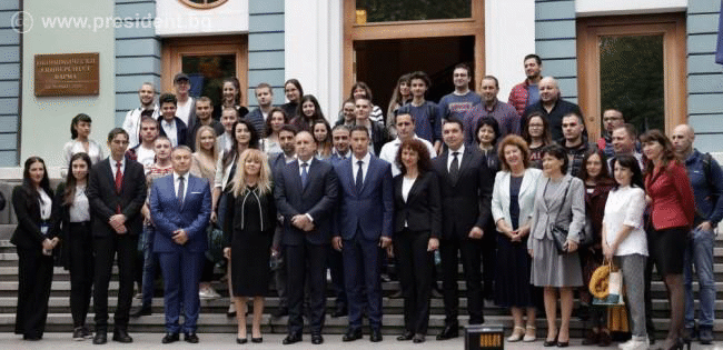 Президентът Радев пред студенти в Икономически университет- Варна: Бих желал да видя България, в която инвестицията в хората е категоричен приоритет