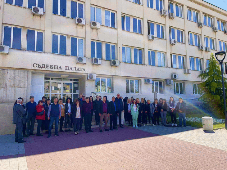 Прокурори, следователи и съдебни служители от Апелативен район-Варна се събраха пред Съдебните палати в областните центрове в знак на подкрепа и единство
