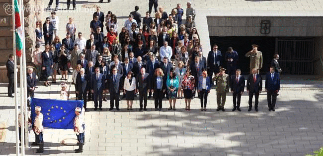 Знамето на Европейския съюз беше издигнато пред президентската институция по повод Деня на Европа – 9 май