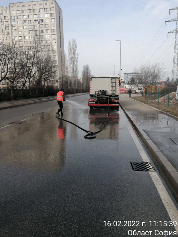 Извършва се миене на улици и булеварди в София