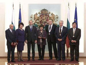 Акад. Иван Юхновски и чл.-кор. Владко Панайотов с орден „Св. св. Кирил и Методий“ с огърлие