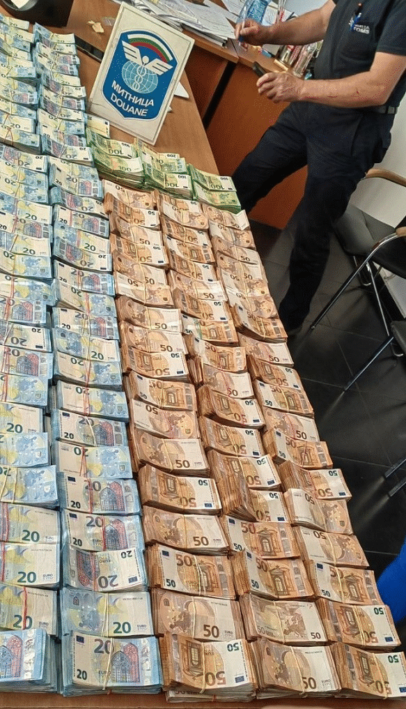 Недекларирана валута за над 1,7 млн. лева откриха митническите служители на МП Капитан Андреево в кухини на микробус