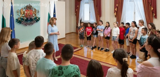 Илияна Йотова посрещна в президентската институция ученици от Средно училище „Христо Смирненски“ в Хисаря