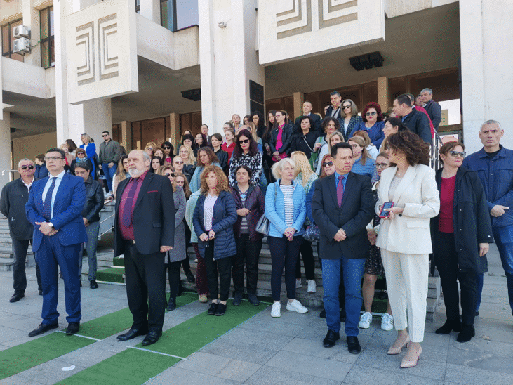 Прокурори, следователи и съдебни служители от Апелативна, Окръжна и Районна прокуратура - Бургас изразиха подкрепата си към главния прокурор Иван Гешев и възмущението си от терористичния акт срещу него