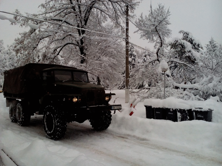 Военнослужещи от Сухопътните войски продължават да оказват съдействие на населението след обилния снеговалеж