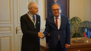 БАН отличи княз Никита Лобанов-Ростовский с почетен знак