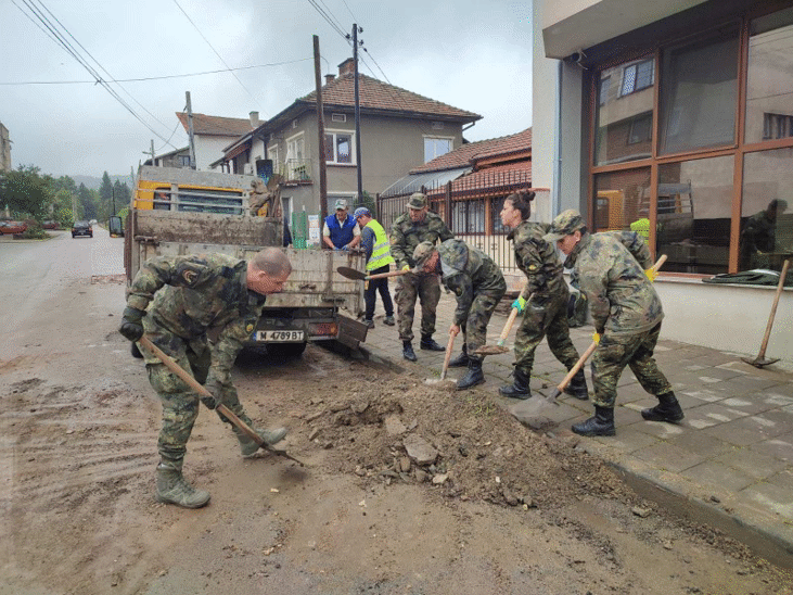 Военнослужещи от Сухопътните войски втори ден помагат за възстановяването на Берковица