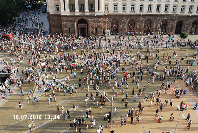 Протестът в София започна без инциденти