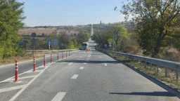 Нови разделителни колчета повишават безопасността на движение в два участъка от път II-58 Асеновград – Кърджали