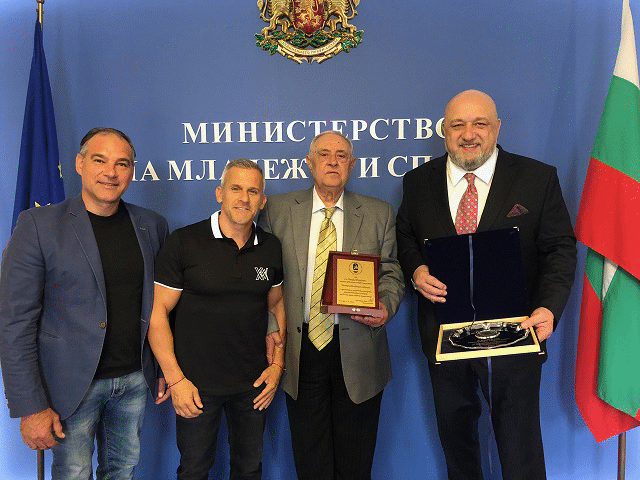 Министър Кралев награди Никола Проданов 
с почетен плакет на ММС