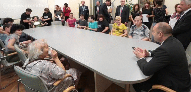 На среща с президента Румен Радев, майки от Русе призоваха за коренна промяна на отношението на държавата към самотните родители и децата с увреждания